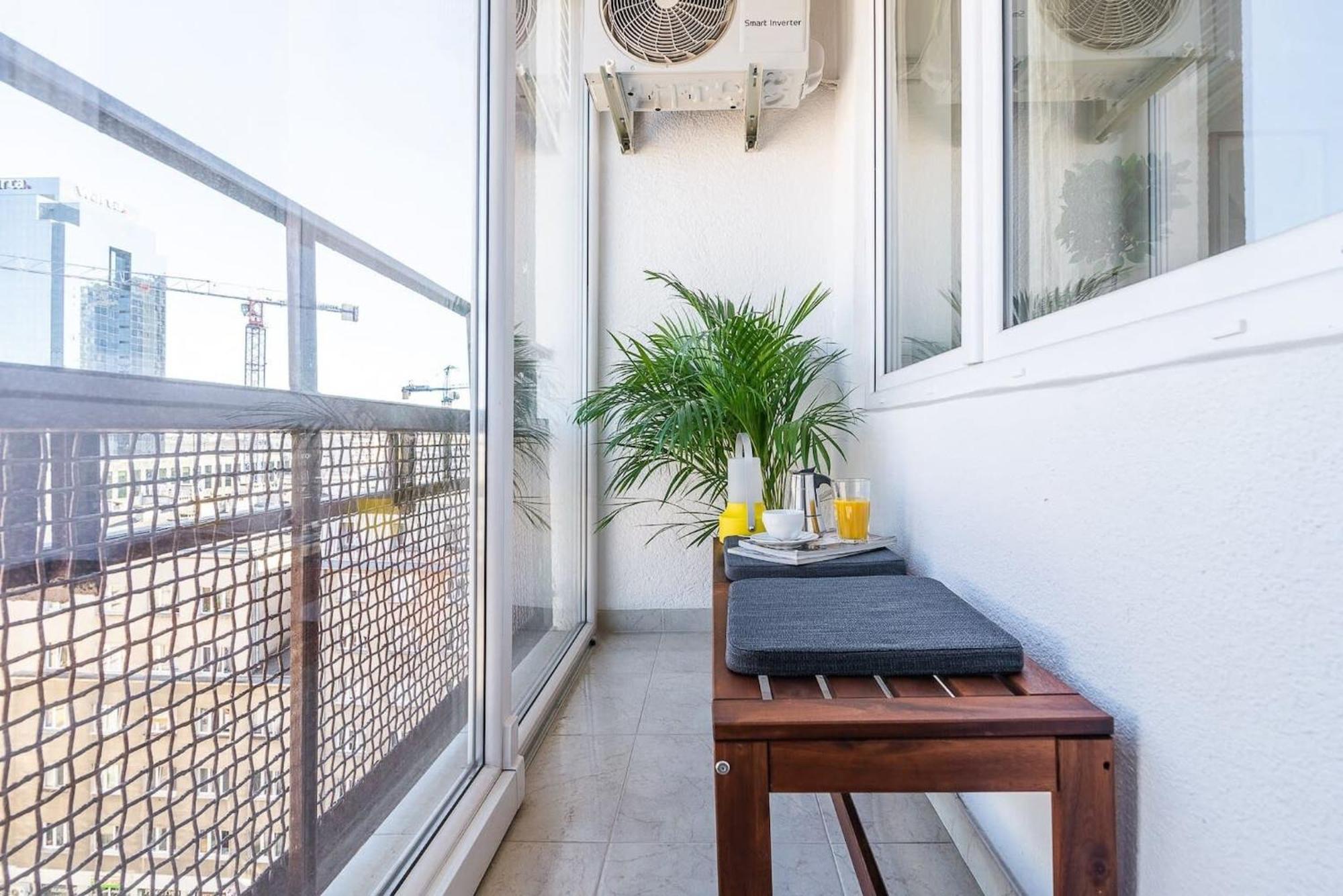 Navy Aesthetic Apartment With Balcony By Noclegi Renters Варшава Екстер'єр фото
